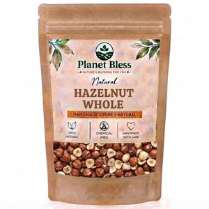 以下が含まれることがあります： ヘーゼルナッツが入った茶色の紙袋。ラベルには「Planet Bless」、「Natural HAZELNUT WHOLE」、「HANDMADE | PURE | NATURAL」の文字と、「100% natural」、「chemical free」、「handmade with care」のアイコン、緑の葉の装飾が印刷されています。