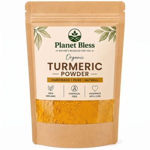 Puede incluir: Una bolsa de pie de papel kraft marrón que contiene cúrcuma en polvo orgánica. La etiqueta presenta el texto Planet Bless, Nature's Blessing For You, Organic Turmeric Powder, Handmade, Pure, Natural, 100% Organic, Chemical Free y Handmade With Care.