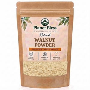 Może przedstawiać: Brązowa papierowa torebka zawierająca naturalny proszek z orzecha włoskiego. Etykieta zawiera tekst Planet Bless, Natural WALNUT POWDER, Handmade, Pure, Natural, 100% Natural, Chemical Free oraz Handmade With Care, wraz z ikonami liści i serca.