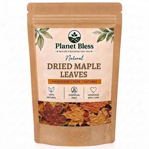 Könnte beinhalten: Ein brauner Kraftpapierbeutel mit getrockneten Ahornblättern. Das Etikett zeigt den Text Planet Bless, Natural Dried Maple Leaves sowie Symbole für 100% natürlich, chemiefrei und handgefertigt, mit einem Sichtfenster auf die braunen Blätter.