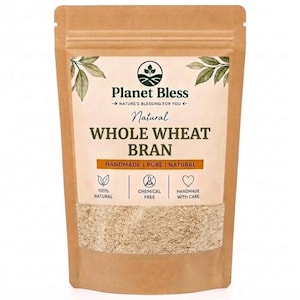 Może przedstawiać: Brązowa papierowa torebka stojąca zawierająca otręby pszenne. Etykieta zawiera tekst Planet Bless, Natural Whole Wheat Bran, Handmade, Pure, Natural, 100% Natural, Chemical Free oraz Handmade With Care, wraz z ilustracjami liści.