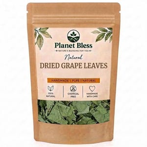 Könnte beinhalten: Ein brauner Kraftpapierbeutel mit getrockneten Weinblättern. Das Etikett zeigt den Text Planet Bless, Natural DRIED GRAPE LEAVES und Symbole für 100% Natural, Chemical Free und Handmade with Care, mit einem Sichtfenster auf die Blätter.