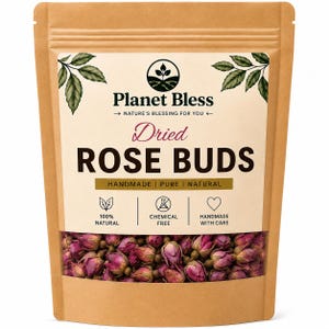 Könnte beinhalten: Ein brauner Kraftpapierbeutel mit getrockneten Rosenknospen. Das Etikett enthält den Text Planet Bless, Dried Rose Buds, Handmade, Pure, Natural, 100% Natural, Chemical Free und Handmade With Care sowie botanische Illustrationen.