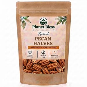 Peut inclure: Un sachet brun à fond plat contenant des cerneaux de noix de pécan. L'étiquette porte le texte Planet Bless, Natural PECAN HALVES, et Handmade | Pure | Natural, avec des icônes 100% Natural, Chemical Free, Handmade With Care et des feuilles.