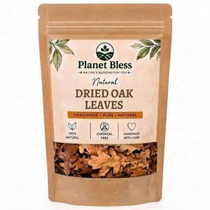 Puede incluir: Una bolsa de papel marrón que contiene hojas de roble secas. La etiqueta presenta el texto Planet Bless, Natural Dried Oak Leaves, Handmade, Pure, Natural, 100% Natural, Chemical Free y Handmade With Care, junto con iconos de hojas.