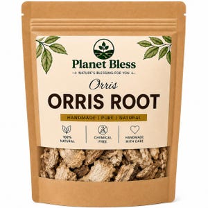 Peut inclure: Un sachet en papier kraft brun contenant de la racine d'iris. L'étiquette porte les inscriptions Planet Bless, Nature's Blessing For You, Orris, Orris Root, Handmade, Pure, Natural, 100% Natural, Chemical Free, et Handmade With Care, avec des feuilles.