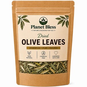 Può includere: Una busta stand-up in carta kraft marrone contenente foglie di olivo essiccate. L'etichetta riporta il testo Planet Bless, Dried Olive Leaves, Handmade, Pure, Natural, 100% Natural, Chemical Free e Handmade With Care, con illustrazioni di foglie verdi.
