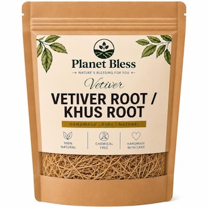 Può includere: Una busta di carta kraft marrone contenente radice di vetiver essiccata, nota anche come radice di khus. L'etichetta riporta il testo Planet Bless, Nature's Blessing For You, Vetiver Root / Khus Root, Handmade, Pure, Natural, 100% Natural, Chemical Free.