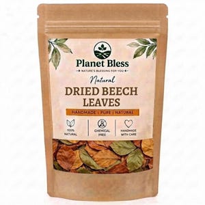 Puede incluir: Una bolsa de papel marrón que contiene hojas de haya secas. La etiqueta presenta el texto Planet Bless, Natural DRIED BEECH LEAVES y HANDMADE | PURE | NATURAL, junto con iconos de 100% natural, sin químicos y hecho a mano con cuidado.
