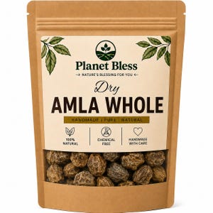 Könnte beinhalten: Ein Standbeutel aus braunem Kraftpapier mit getrockneten ganzen Amla-Früchten. Das Etikett zeigt den Text Planet Bless, Dry Amla Whole sowie Symbole für 100% natürlich, chemiefrei und handgefertigt, mit einem Sichtfenster für den Inhalt.