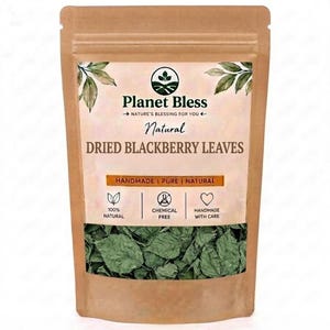 Puede incluir: Una bolsa de papel marrón que contiene hojas de mora secas. La etiqueta presenta el texto Planet Bless, Natural DRIED BLACKBERRY LEAVES e iconos de 100% natural, sin químicos y hecho a mano, con una ventana transparente que muestra las hojas.