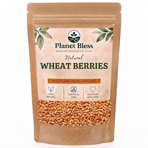 Peut inclure: Un sachet en papier brun contenant des grains de blé avec une étiquette indiquant Planet Bless, Natural WHEAT BERRIES et Nature's Blessing For You. L'étiquette présente des illustrations de feuilles vertes et des icônes 100% naturel, sans produits chimiques.