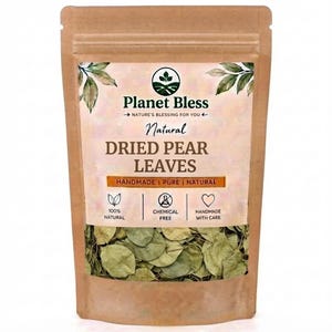 Peut inclure: Un sachet brun debout contenant des feuilles de poirier séchées. L'étiquette porte le texte Planet Bless, Natural DRIED PEAR LEAVES, HANDMADE | PURE | NATURAL, 100% NATURAL, CHEMICAL FREE, et HANDMADE WITH CARE, avec des illustrations de feuilles.