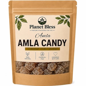 Pode incluir: Uma bolsa vertical castanha contendo doces de Amla. O rótulo apresenta o texto Planet Bless, Amla e AMLA CANDY, juntamente com ícones e texto indicando que o produto é feito à mão, puro, natural, livre de químicos e feito com cuidado.