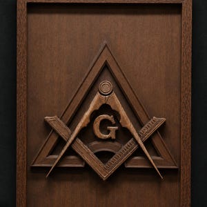 Peut inclure: Une plaque murale rectangulaire en bois brun foncé présentant un symbole maçonnique sculpté d'équerre et de compas avec une lettre G centrale. L'emblème est monté sur un panneau en bois plat dans un cadre assorti, révélant un travail en relief.