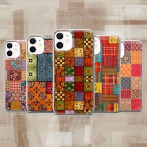 Op de afbeelding: Vijf smartphonehoesjes op een rij, elk met een uniek patchworkontwerp bestaande uit diverse kleurrijke vierkanten met bloemen-, ruitjes- en geometrische patronen in tinten rood, oranje, geel, groen, blauw en paars.