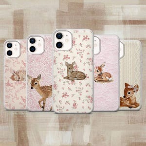 Peut inclure: Cinq coques de smartphone illustrées de faons. Les motifs incluent un faon endormi sur fond floral rose, un faon debout sur un motif damassé, un faon sur imprimé floral, un faon sur dentelle et un faon avec un nœud sur de la dentelle.