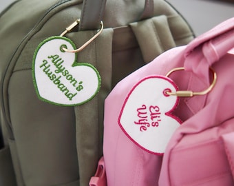 Etiqueta personalizada para bolso con forma de corazón, llavero bordado a medida, adorno para mochila de regreso a clases, etiqueta para equipaje, regalo con monograma