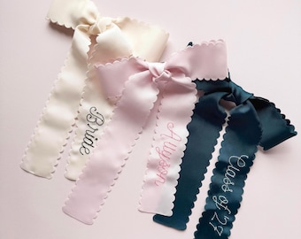 Pinza para el cabello y bolso con lazo festoneado bordado a medida / Accesorio personalizado para el cabello y el bolso