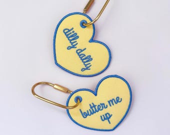 Etiqueta para bolso con forma de corazón amarillo mantequilla, llavero bordado personalizado, etiqueta para equipaje con monograma personalizado, regalo para mochila