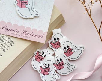 Marcapáginas magnético de fantasma kawaii femenino con temática de libros y espíritus.