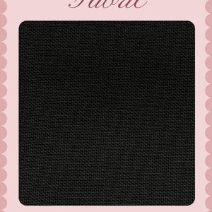 K&ouml;nnte beinhalten: Ein quadratisches Musterst&uuml;ck aus einfarbig schwarzem Stoff mit sichtbarer Webstruktur. Das Bild zeigt einen hellrosa Rahmen mit gewelltem Rand, wobei das Wort Fabric oben und der Text 100% COTTON unten in Serifenschrift gedruckt sind.