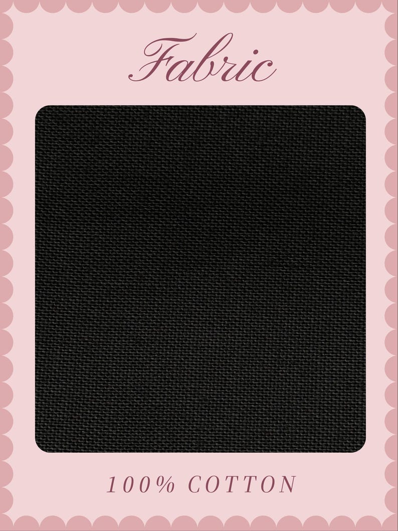 K&ouml;nnte beinhalten: Ein quadratisches Musterst&uuml;ck aus einfarbig schwarzem Stoff mit sichtbarer Webstruktur. Das Bild zeigt einen hellrosa Rahmen mit gewelltem Rand, wobei das Wort Fabric oben und der Text 100% COTTON unten in Serifenschrift gedruckt sind.