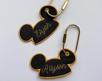 Etiqueta para bolso con orejas de ratón bordada a medida / Llavero personalizado para mochila, bolso de pañales, equipaje, extensor de peces / Accesorios para parques temáticos