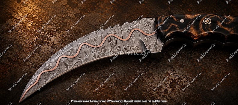 Puede incluir: Un cuchillo karambit curvo con una hoja de acero de Damasco que presenta una incrustaci&oacute;n de cobre ondulada a lo largo del lomo. El mango est&aacute; hecho de madera oscura pulida con patrones marrones en espiral y un detalle de incrustaci&oacute;n circular.