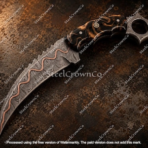 Puede incluir: Un cuchillo karambit curvo con una hoja de acero de Damasco y una incrustaci&oacute;n de cobre ondulada a lo largo del filo. El mango est&aacute; hecho de un material oscuro y veteado con pasadores met&aacute;licos y un pomo en forma de estrella en el extremo.