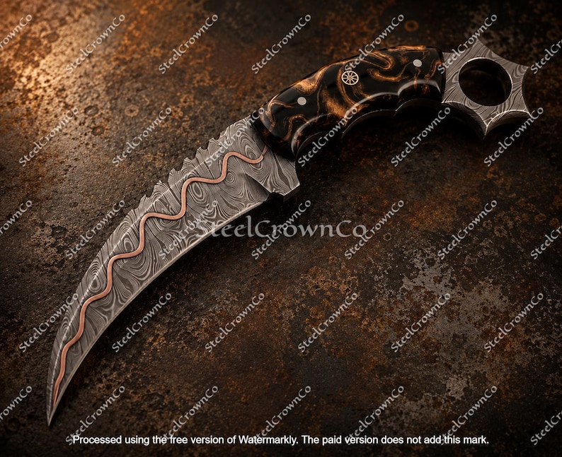 Puede incluir: Un cuchillo karambit curvo con una hoja de acero de Damasco y una incrustaci&oacute;n de cobre ondulada a lo largo del filo. El mango est&aacute; hecho de un material oscuro y veteado con pasadores met&aacute;licos y un pomo en forma de estrella en el extremo.