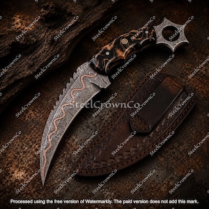 Puede incluir: Un cuchillo karambit curvo con hoja de acero Damasco, incrustaci&oacute;n de onda de cobre y lomo dentado. El mango est&aacute; hecho de material veteado oscuro con pasadores met&aacute;licos y termina en un pomo de anillo en forma de estrella. Incluye funda de cuero.