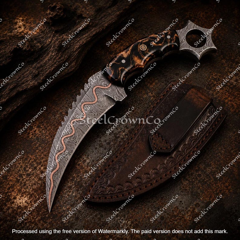 Puede incluir: Un cuchillo karambit curvo con hoja de acero Damasco, incrustaci&oacute;n de onda de cobre y lomo dentado. El mango est&aacute; hecho de material veteado oscuro con pasadores met&aacute;licos y termina en un pomo de anillo en forma de estrella. Incluye funda de cuero.