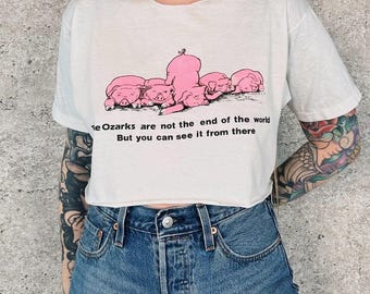 Camiseta corta vintage de los 80 con estampado de cerdos divertidos y suaves de los Ozarks.