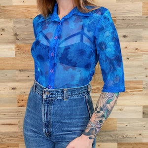 Blusa superior tipo camisa con botones transparentes y cuello de margaritas de malla floral vintage