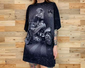 90's Vintage 3D Emblem American Biker Babe Motorcycle All Over Print Tee Shirt T-Shirt