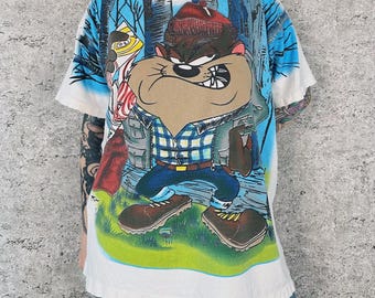 Camiseta vintage de los 90 con estampado integral de Taz y Looney Tunes de Rugged By Nature.