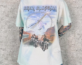 Camiseta de estilo motero del festival de bluegrass de Indiana con estampado de flores de frijol vintage.