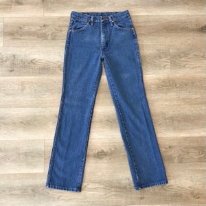 K&ouml;nnte beinhalten: Eine blaue Jeanshose mit hoher Taille und geradem Bein.