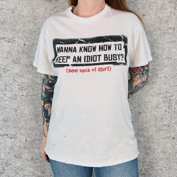 90's Vintage Thrashed Soft Worn In Funny Keep Idiot Busy Joke Tee Shirt T-Shirt