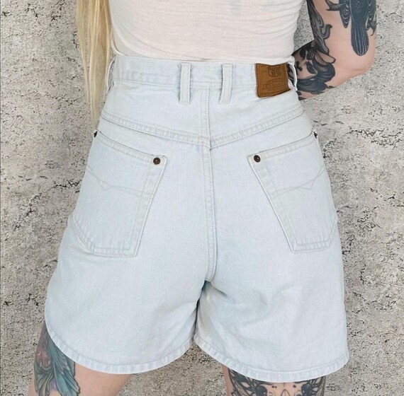 90's Loose Relaxed Fit Vintage High Rise Jean Shorts / Size 30 31