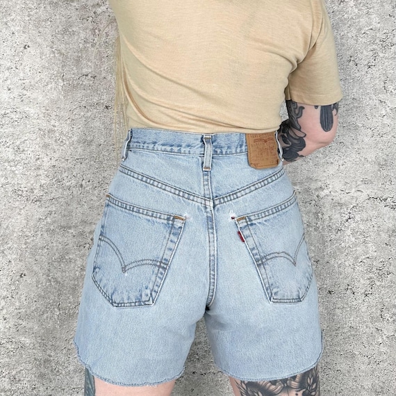 Levi's 550 Vintage Cut Off Jean Shorts / Size 30 31
