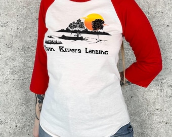 Camiseta raglán Twin Rivers Landing Vintage Soft Light