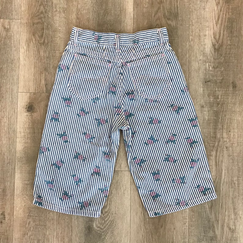 Vintage Lee Pinstriped Rose Print Slim Bermuda Jean Shorts / Size 24 image 4