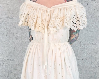 Vestido vintage con hombros descubiertos, ojales y volantes de los años 70
