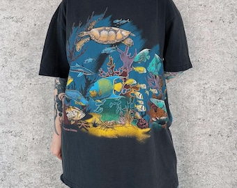 Camiseta vintage con estampado integral de vida marina y naturaleza submarina.