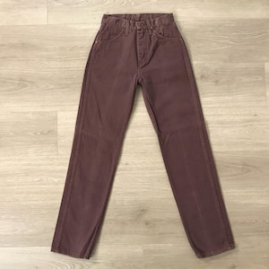 Op de afbeelding: Een paar mauve denim jeans. De jeans hebben een klassiek ontwerp met vijf zakken, een knoop- en ritssluiting en een hoge taille. De broek is gemaakt van stevig denim materiaal en lijkt vintage.