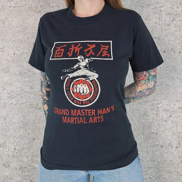Camiseta de artes marciales negra descolorida de los años 80