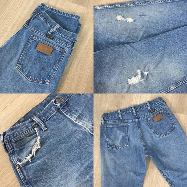 K&ouml;nnte beinhalten: Hellblaue Jeans aus Denim mit klassischem F&uuml;nf-Taschen-Design. Mit einem braunen Lederaufn&auml;her auf der Ges&auml;&szlig;tasche und Distressed-Details. Die Jeans sind gefaltet und in mehreren Ansichten dargestellt.