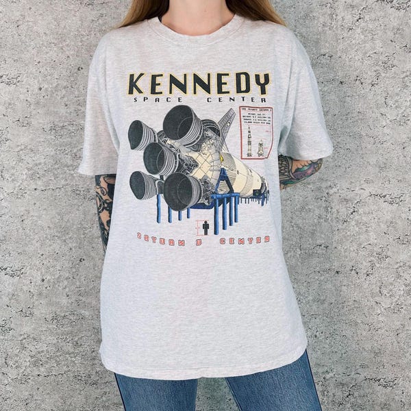 Camiseta vintage de los años 90 con el cohete Saturno V del Centro Espacial Kennedy